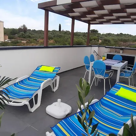 Apartment 2 Bedroom Beautiful In Okrug Gornji Trogir