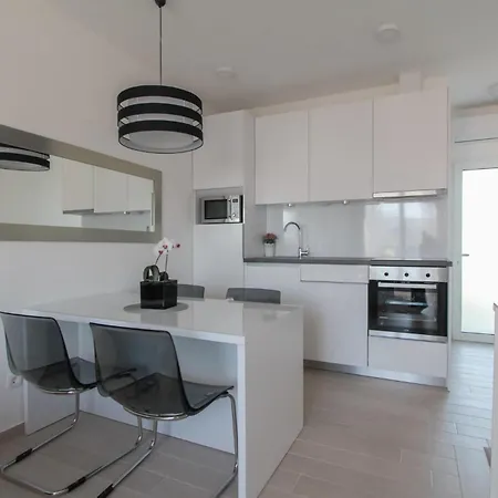 2 Bedroom Beautiful In Okrug Gornji *