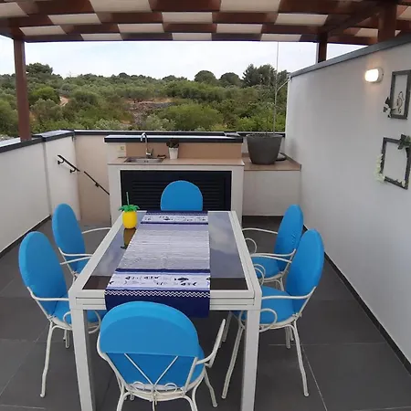 2 Bedroom Beautiful In Okrug Gornji Trogir