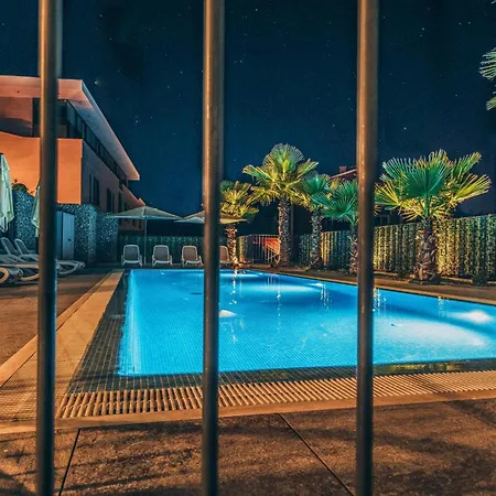 2 Bedroom Beautiful In Okrug Gornji