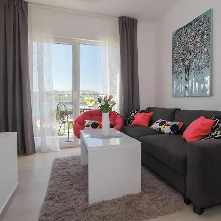 2 Bedroom Beautiful In Okrug Gornji Apartment *