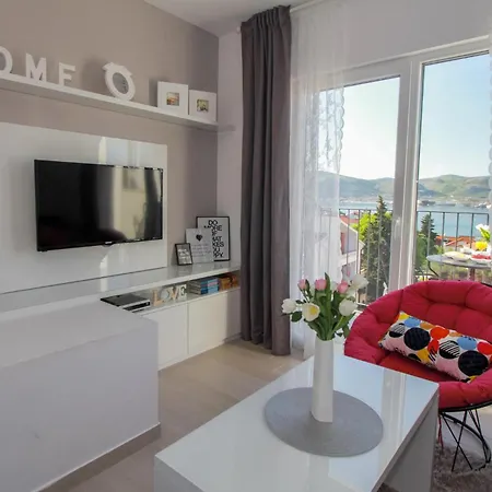 2 Bedroom Beautiful In Okrug Gornji