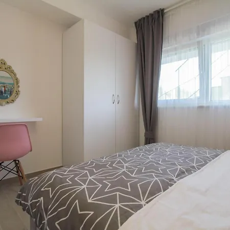 2 Bedroom Beautiful In Okrug Gornji Apartment