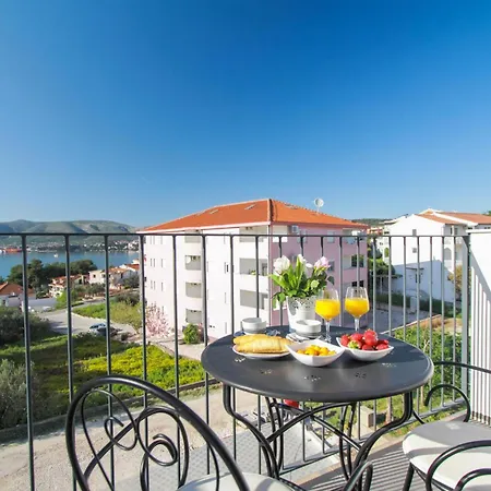 2 Bedroom Beautiful In Okrug Gornji Apartment *