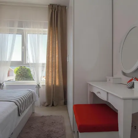 2 Bedroom Beautiful In Okrug Gornji *